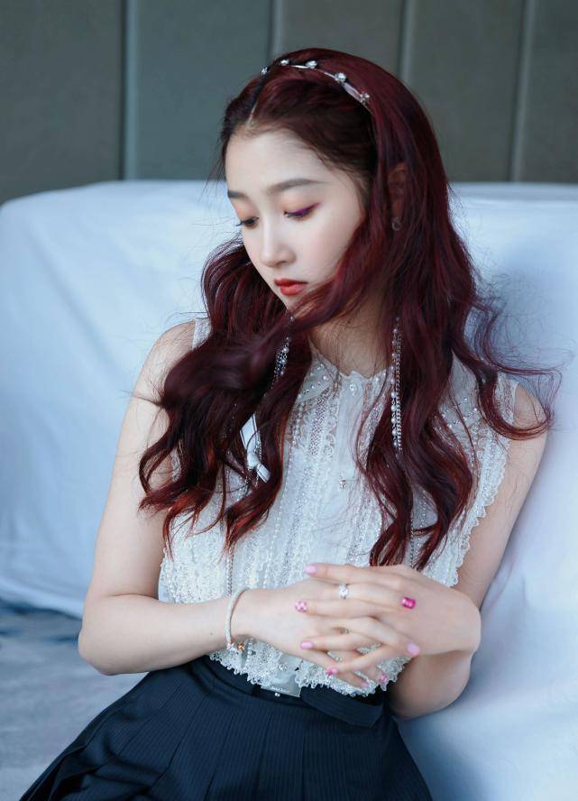 黑色|关晓彤最新机场私服，黑色上衣搭配流苏边迷你斜挎包，十足的男友风