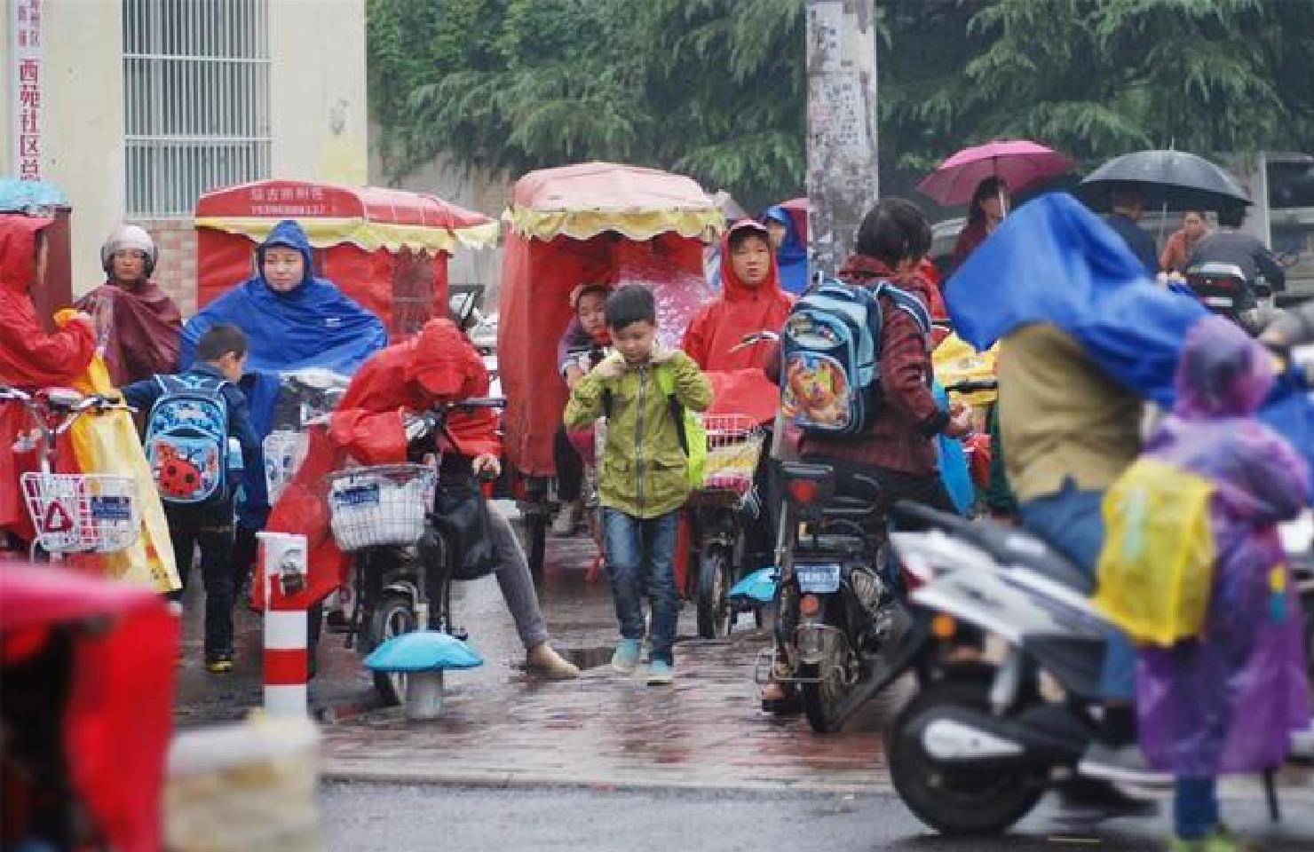 生活|10岁男孩早起上学不用爸妈管,全程“自助”,羡煞众位父母