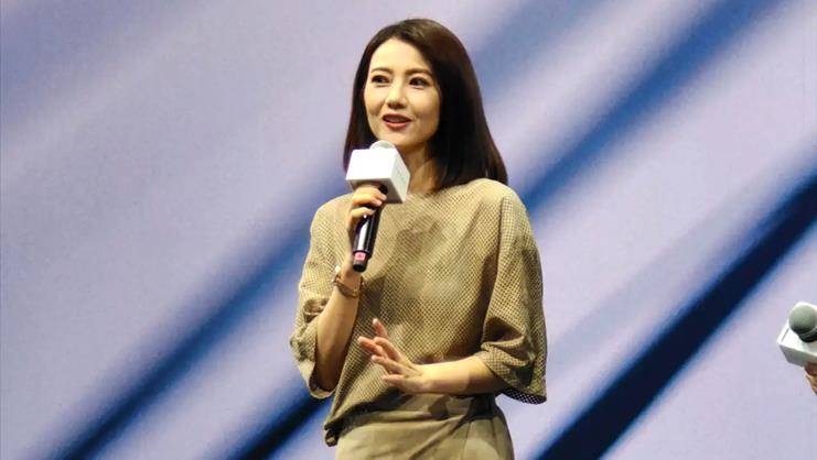 班裙|高圆圆高调为沃尔沃站台！穿上班裙仪态满分，成熟曲线像选美比赛
