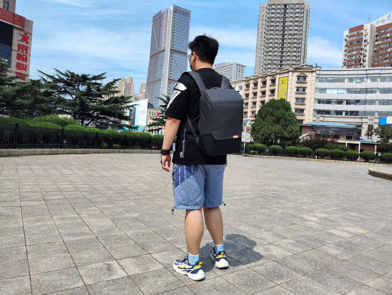 设计|简约立体的都市背包，办公通勤的零感体验！