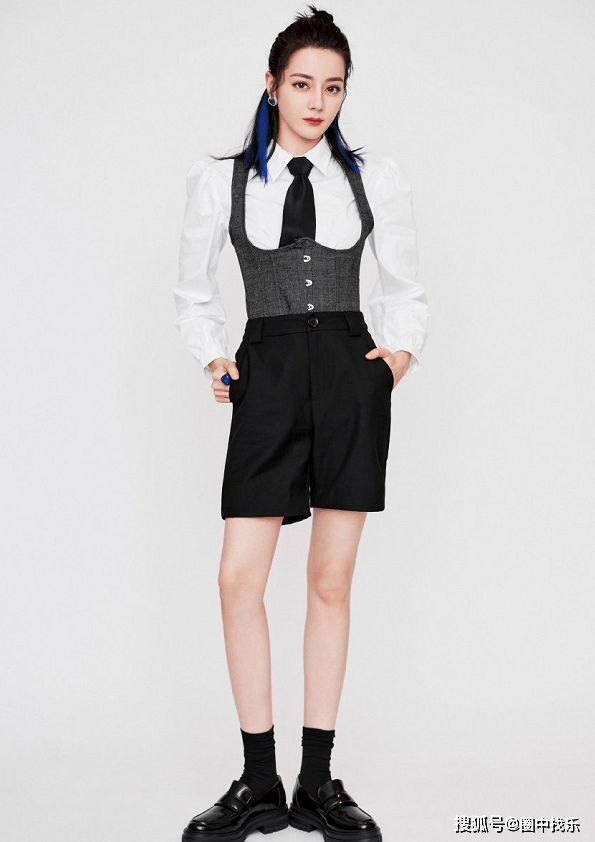 蓝发|迪丽热巴挑染“蓝发”太酷了！衬衣搭西装裤外套马甲更显身材