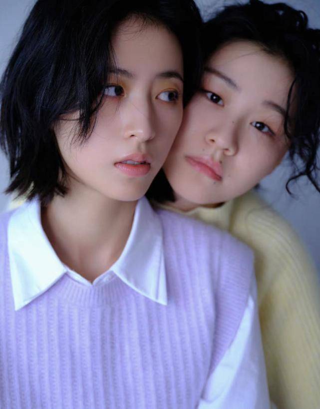 毛衣|周雨彤、金靖演绎闺蜜时尚大片,二人身着彩色柔软羊绒毛衣,画面温馨