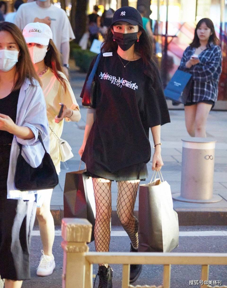 黑色|杨幂又双叒去逛街了！穿黑色oversize针织衫秀美腿，玩起了挑染发