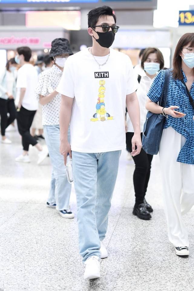 工装裤|欧豪真够潮，格子衬衫+工装裤时髦感十足，配毛线帽有点看不懂？