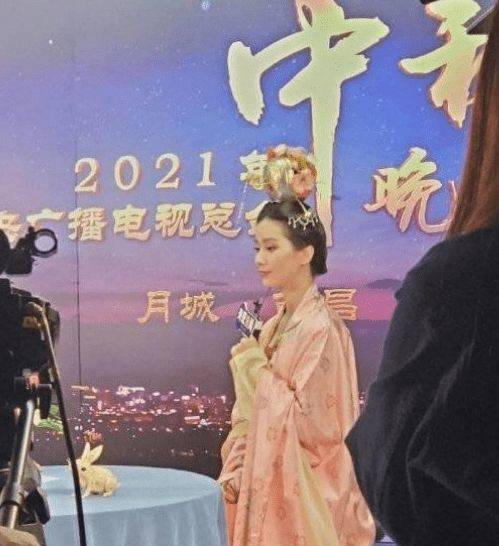 大气|刘诗诗亮相央视中秋晚会！久违扮古装太惊艳，仪态端庄气质真出众