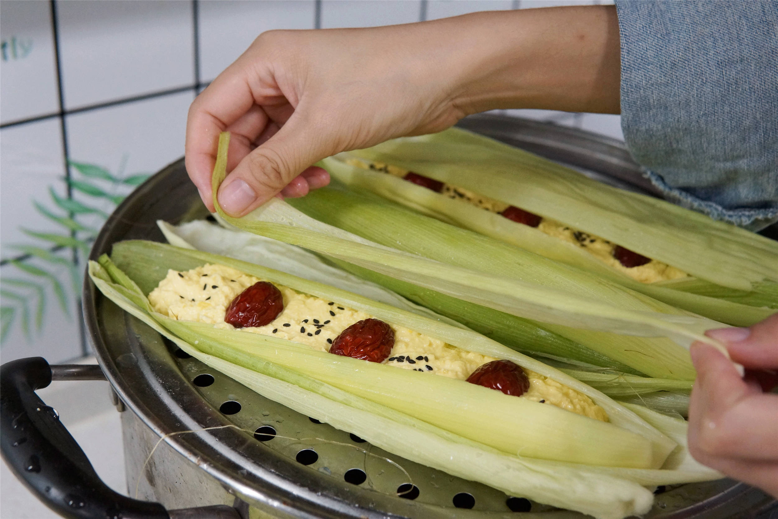 叶子|玉米剥下来的“玉米皮”别扔，有大用处，做成零食，香甜味美