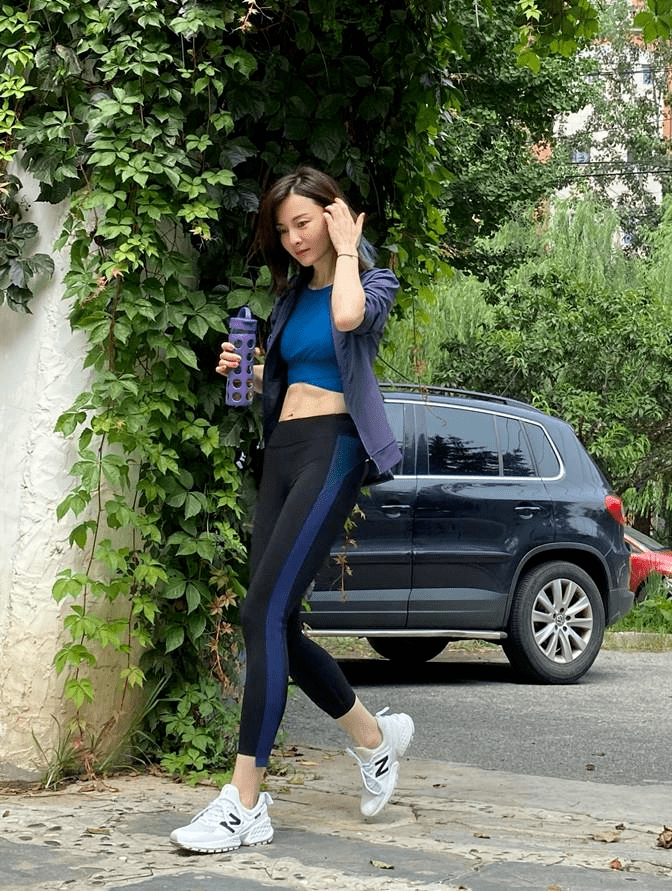 身材|刘孜的身材比例绝了,运动外套搭配瑜伽裤,细腰长腿真抢眼又抢镜