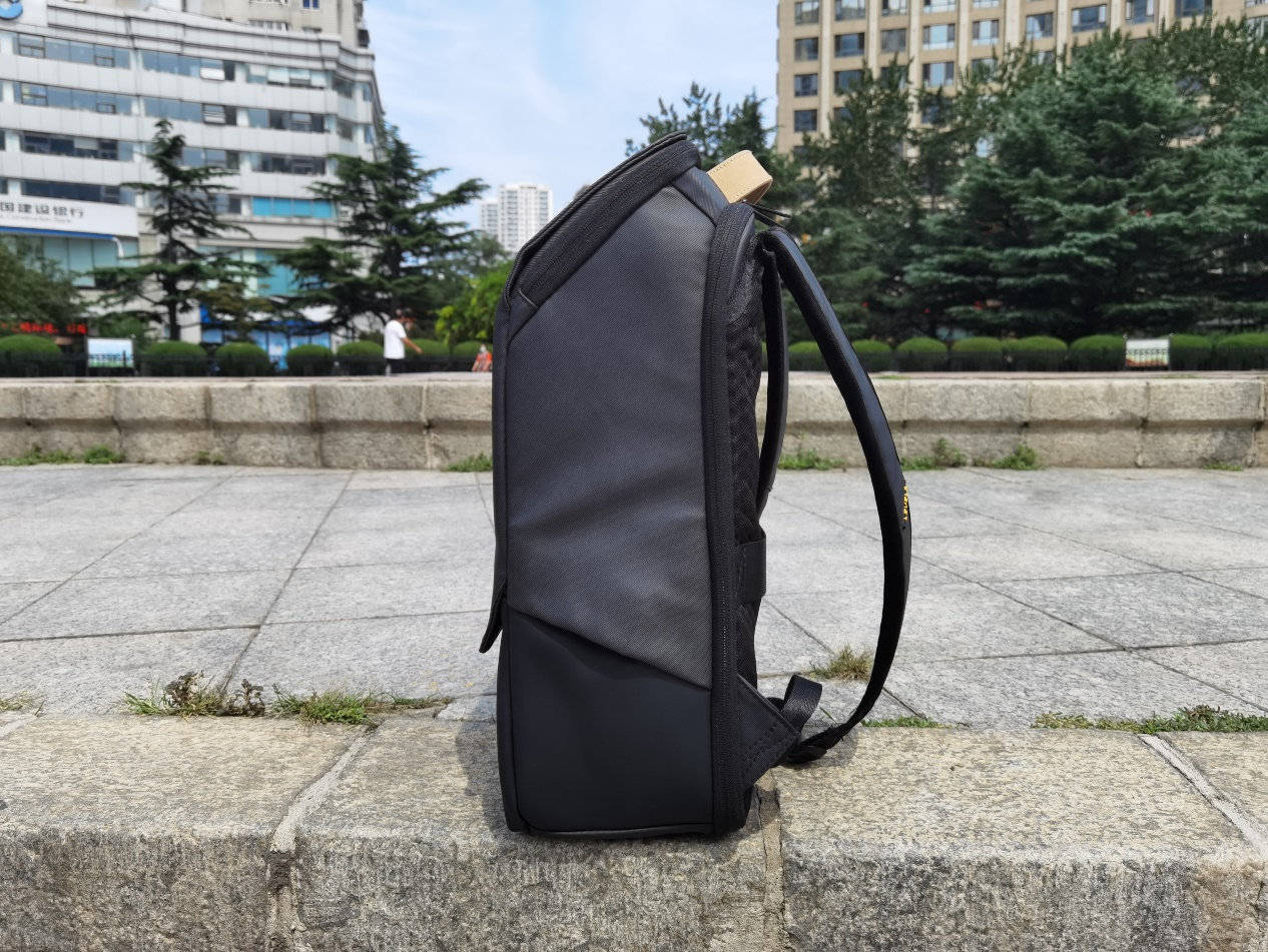 设计|简约立体的都市背包，办公通勤的零感体验！