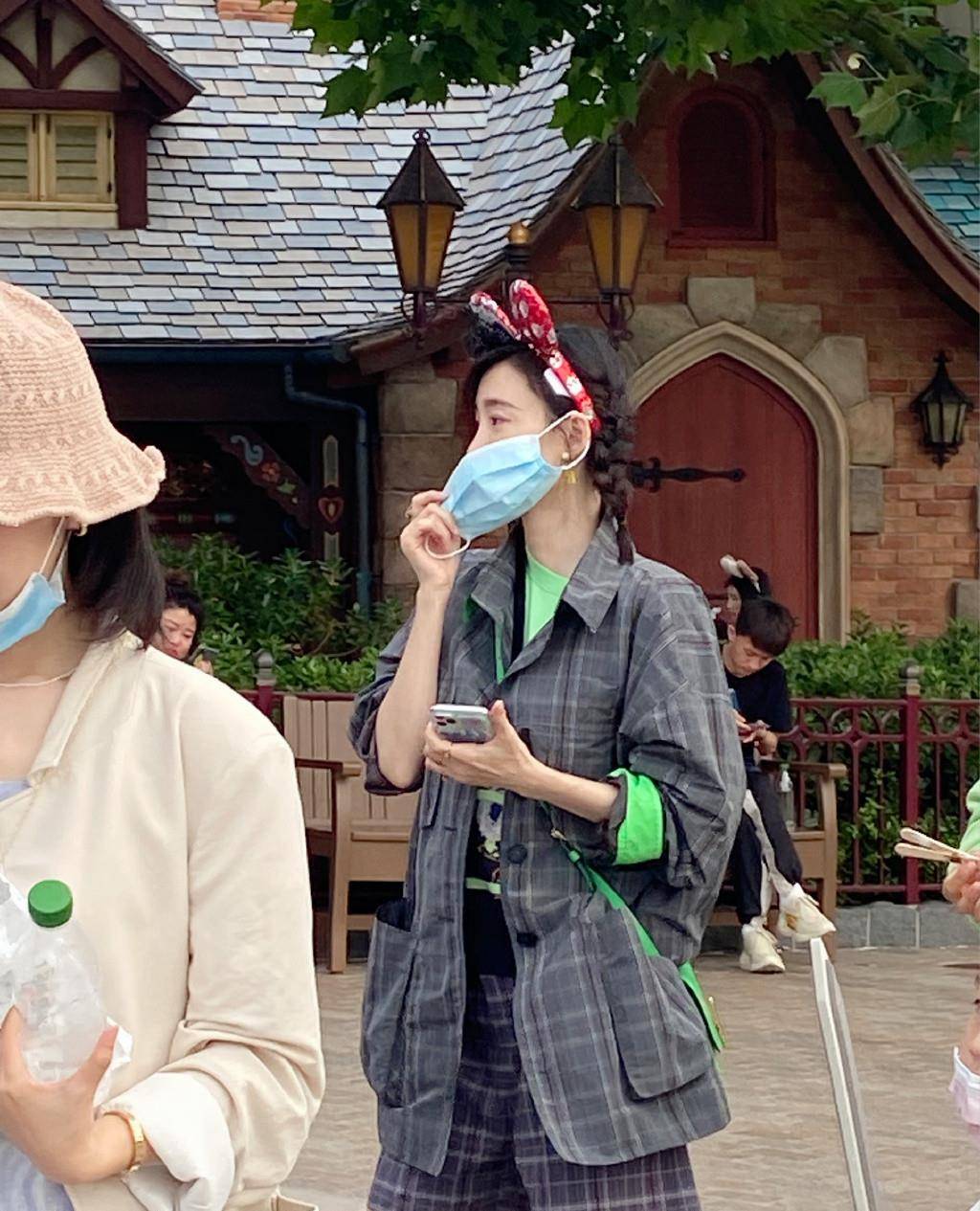 网友|王丽坤逛迪士尼被偶遇，穿衬衫扎马尾美得发光，网友随拍老戏骨还是少女颜
