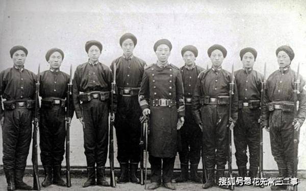 1906年,清朝撤銷兵部,改設陸軍部,將練兵處併入其中,統一指揮全國的新