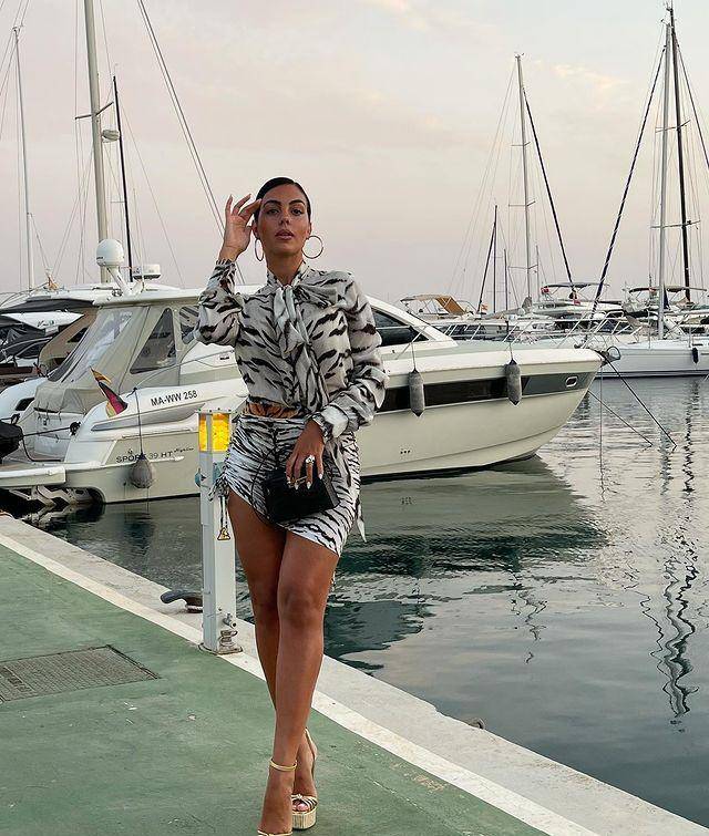 舞姿|乔治娜泳池秀身材，穿花卉紧身裙优雅自信，教女儿跳芭蕾好欢乐