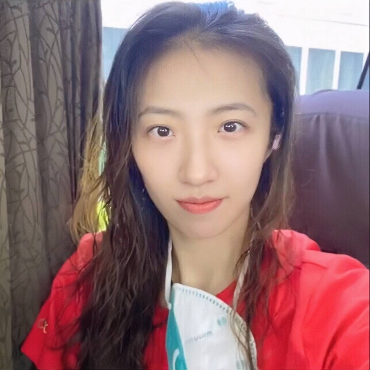 女排奥运冠军丁霞晒自拍美照,肤白貌美魅力十足,明艳动人气质佳_中国