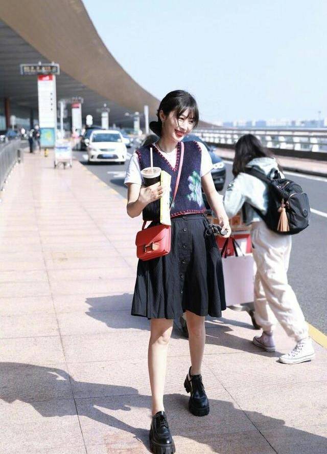 下半身|李菲儿身穿V领马甲搭配小短裙，清纯甜美，看起来好年轻啊