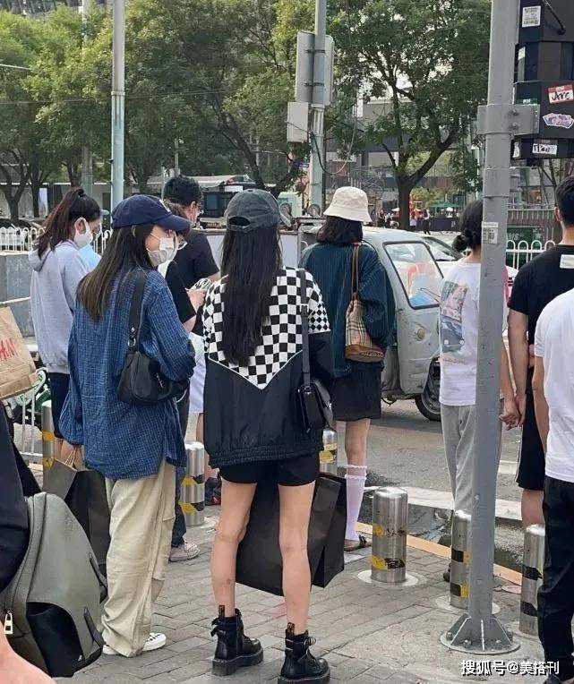 黑色|杨幂又双叒去逛街了！穿黑色oversize针织衫秀美腿，玩起了挑染发