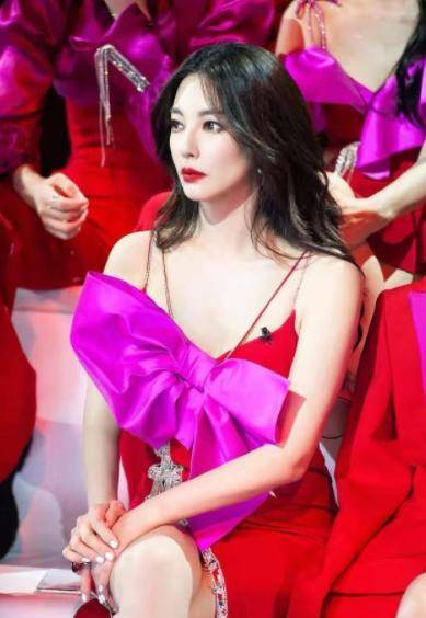 视觉|微胖又怎样，张雨绮穿红色抹胸裙亮相，依旧穿出不一样的魅力
