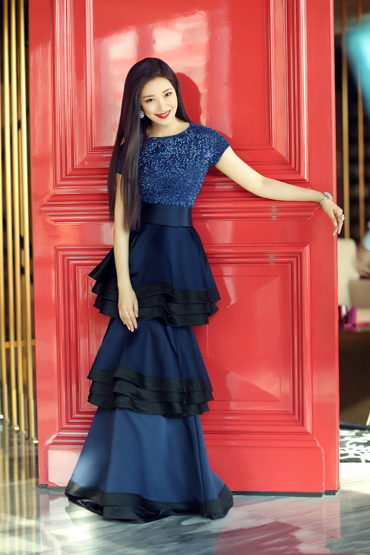 色调|菅纫姿有身材好自信,蛋糕裙穿出超模比例,妩媚明艳气质女神