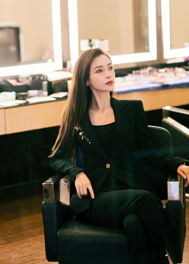 黑色|杨颖初秋毛衣穿搭示范，白色蕾丝内衣搭配流苏毛衣，女人味十足