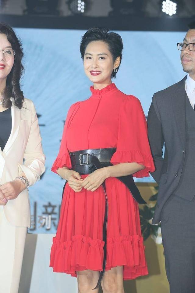 身材|朱茵越老越有味道，穿紧身针织衫秀身材，配挂链西装还挺新潮的