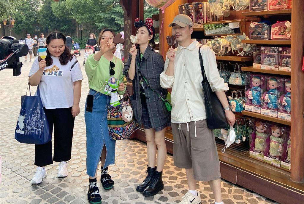 网友|王丽坤逛迪士尼被偶遇，穿衬衫扎马尾美得发光，网友随拍老戏骨还是少女颜