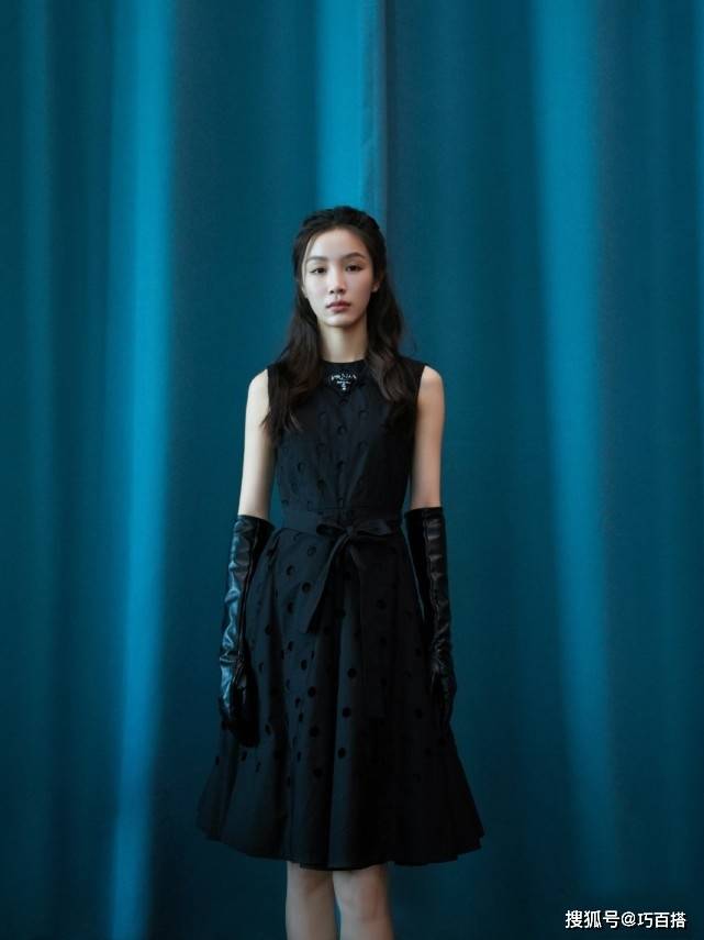 好身材|《双镜》女主张楠机场好会穿啊！长袖配短裙，被好身材秀了一脸