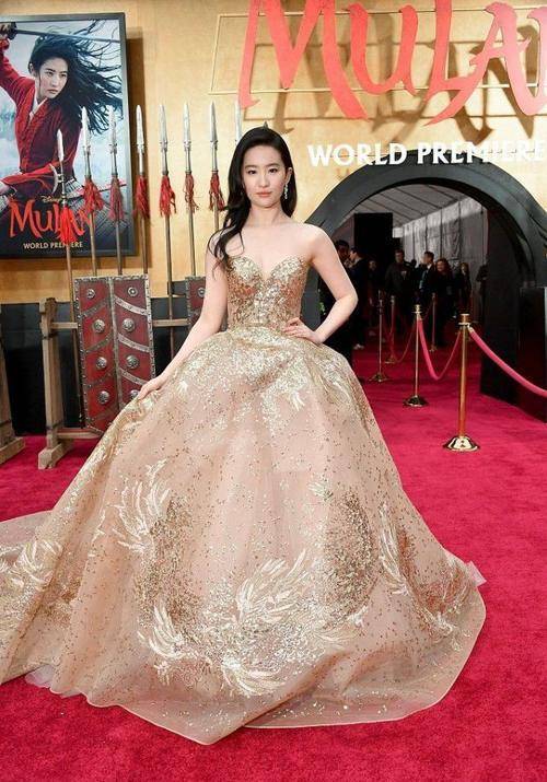 因为|刘亦菲虽然身材“肉肉”的，但气质太好了，穿抹胸裙依旧高贵