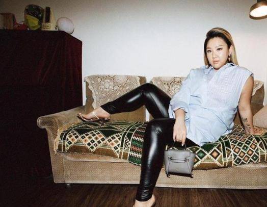 姐妹|郑欣宜太会穿搭了,穿渐变色斜肩长裙显瘦,直接搭配出小细腰