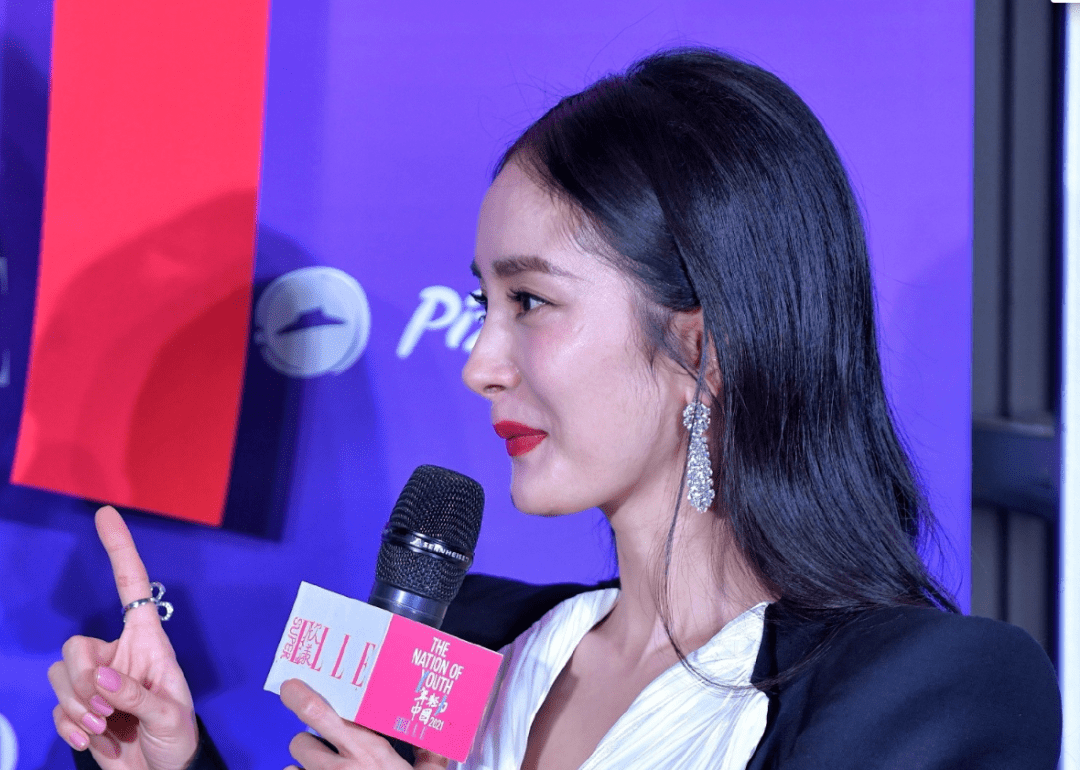 脸部|斑点皱纹、妆浓浮粉、含胸驼背，看完女星生图，再也不容貌焦虑了