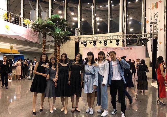 黑色|杨倩真像个瓷娃娃，穿连衣裙娇俏可爱，素颜出镜都很美