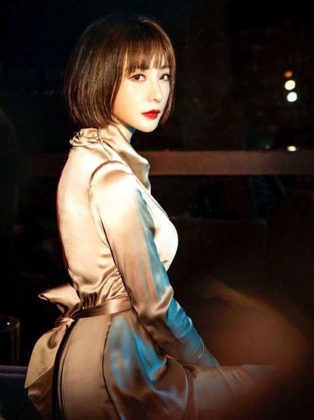 身材|被柳岩的身材征服，穿香槟金裙像贵妇，不露腰不露腿也美得惊艳