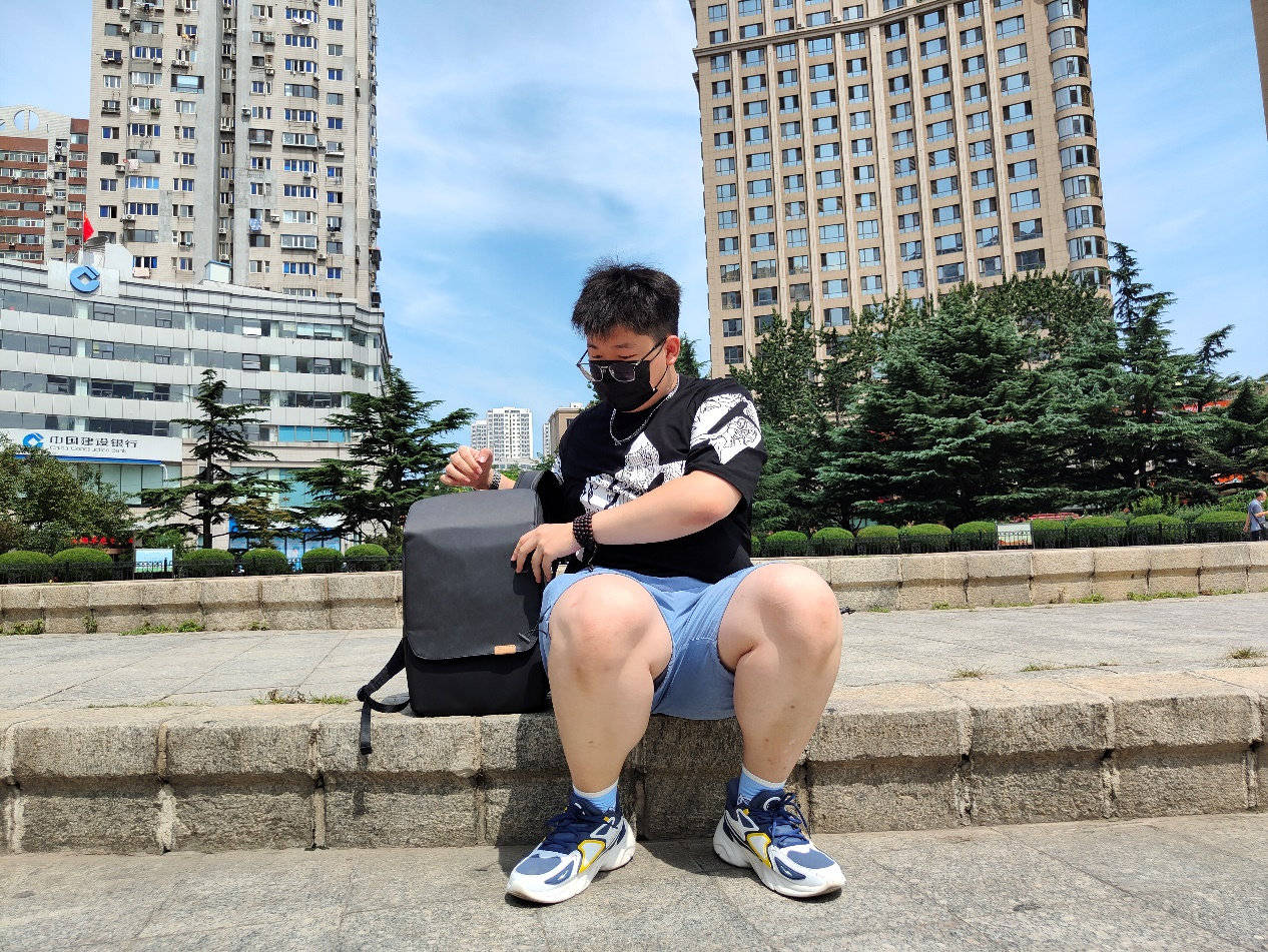 设计|简约立体的都市背包，办公通勤的零感体验！