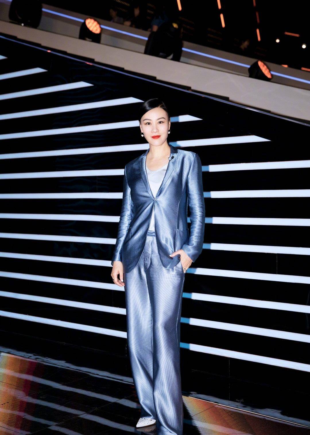 贵妇|邬君梅真有贵妇气质，虽然年龄比较大了，但身材瘦打扮仍有魅力