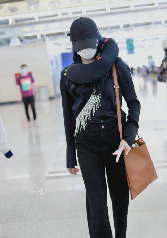 黑色|关晓彤最新机场私服，黑色上衣搭配流苏边迷你斜挎包，十足的男友风