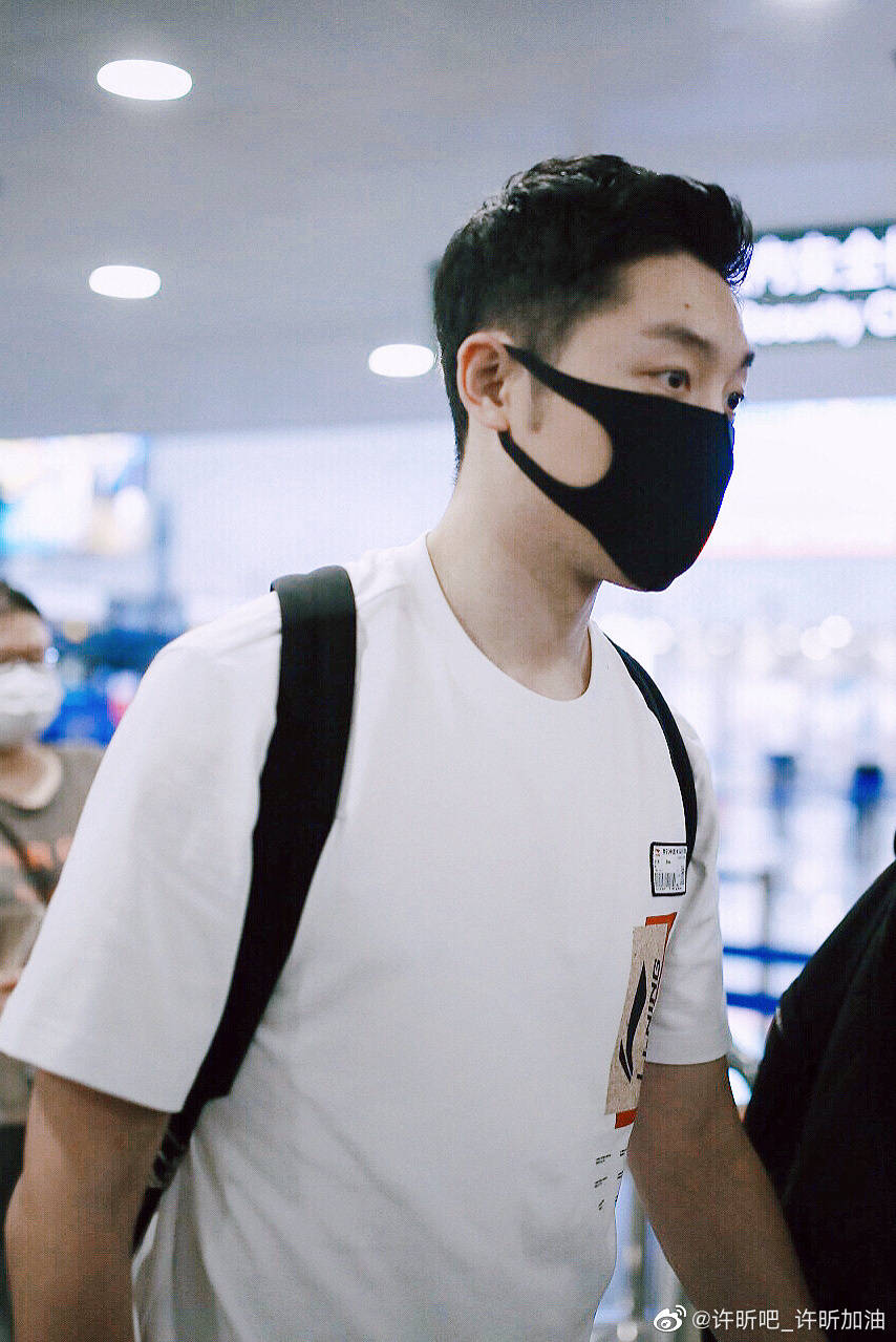 原创许昕大背头造型拍杂志现身机场回家探望妻儿父母姥姥接王曼昱