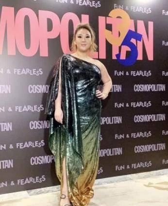 姐妹|郑欣宜太会穿搭了,穿渐变色斜肩长裙显瘦,直接搭配出小细腰