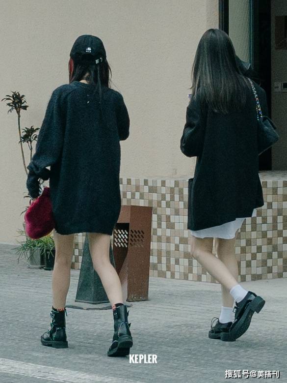 黑色|杨幂又双叒去逛街了！穿黑色oversize针织衫秀美腿，玩起了挑染发