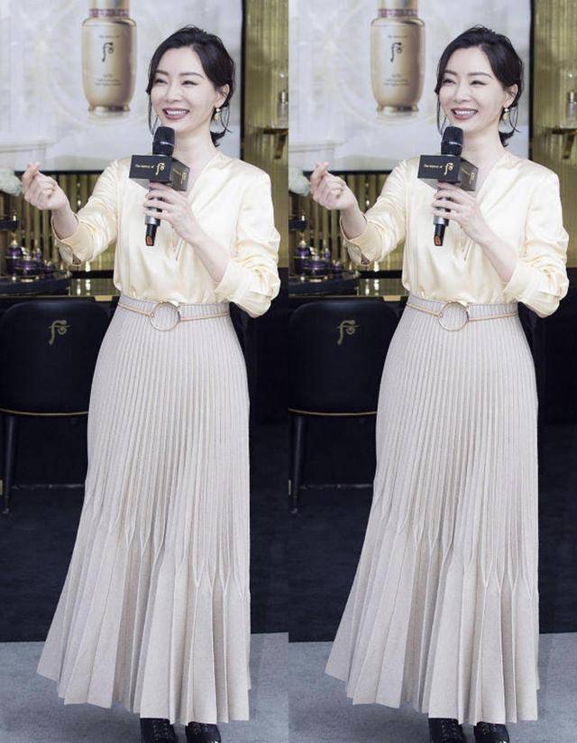 黑色|陈数真是优雅女人的代表，穿“风琴裙”秀身材，二八比例真抢镜