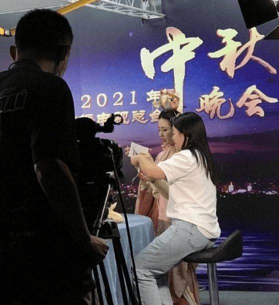 大气|刘诗诗亮相央视中秋晚会！久违扮古装太惊艳，仪态端庄气质真出众