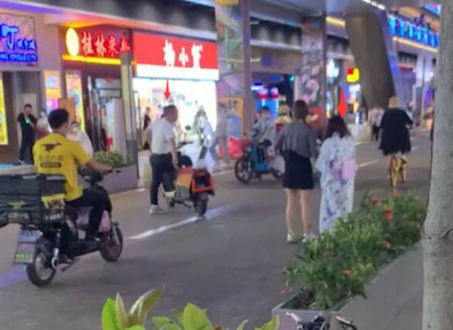 什么|女子穿衣逛街引争议，路人指责不要脸，女子：我穿什么关你什么事