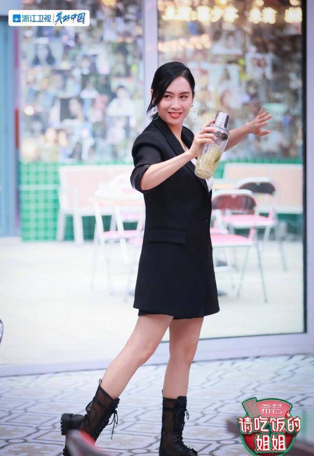 身材|朱茵越老越有味道,穿紧身针织衫秀身材,配挂链西装还挺新潮的