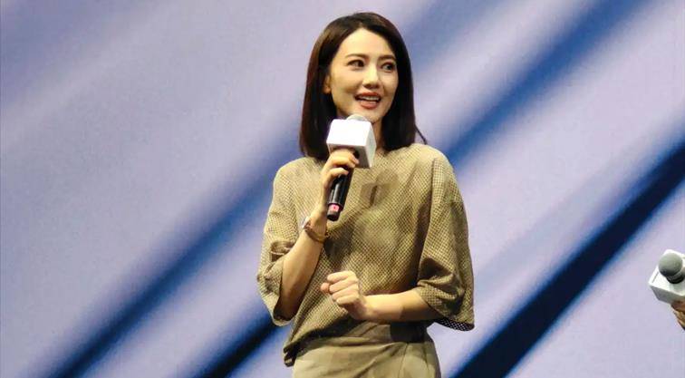 班裙|高圆圆高调为沃尔沃站台！穿上班裙仪态满分，成熟曲线像选美比赛
