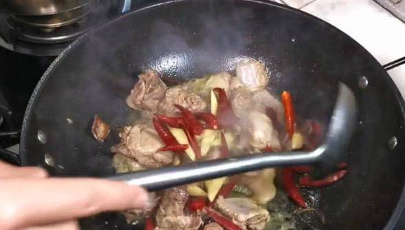 姜片|做红烧排骨时，千万不能直接焯水，否则排骨又硬又难吃！