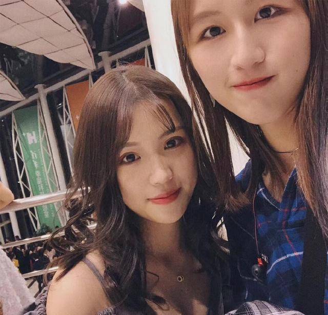 黑色|杨倩真像个瓷娃娃，穿连衣裙娇俏可爱，素颜出镜都很美