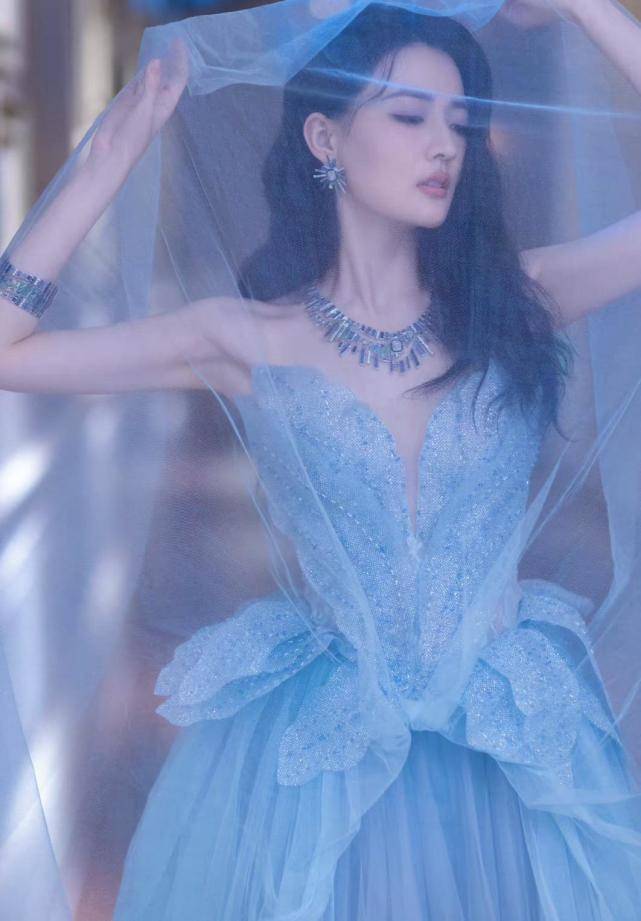 蓝色|徐璐和关晓彤礼服撞衫，花瓣抹胸水蓝色长裙，一个精致一个甜美