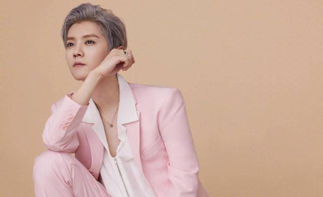 金色|鹿晗金色卷毛造型，黑色宽松外套搭配阔腿牛仔裤，复古文艺范