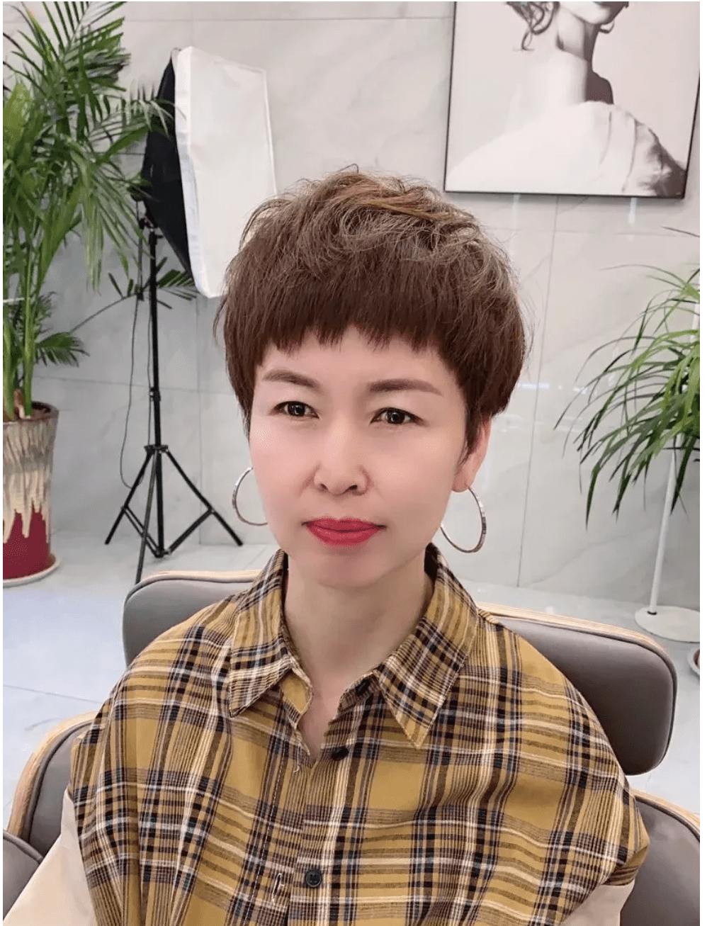 发型|女人都该试试这4种发型,效果真的不一样,它能让你颜值翻翻