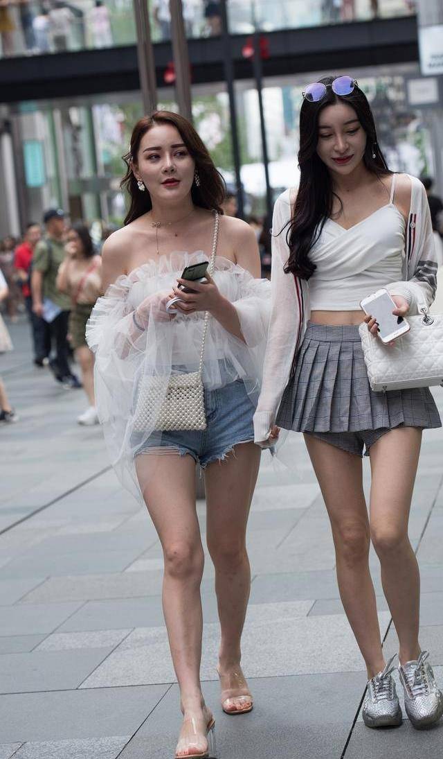 整体|更简约的氛围穿着高雅的瑜伽裤,衬托出美腿,凸显气质