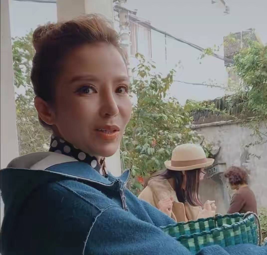 朱迅|朱迅浓妆下都满脸憔悴，素颜皱纹会更多，自然脸47岁就这么真实！