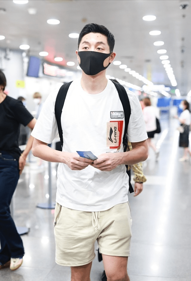 原创国乒喜剧人许昕有了31岁的稳重感白色t恤配短裤挺清新的