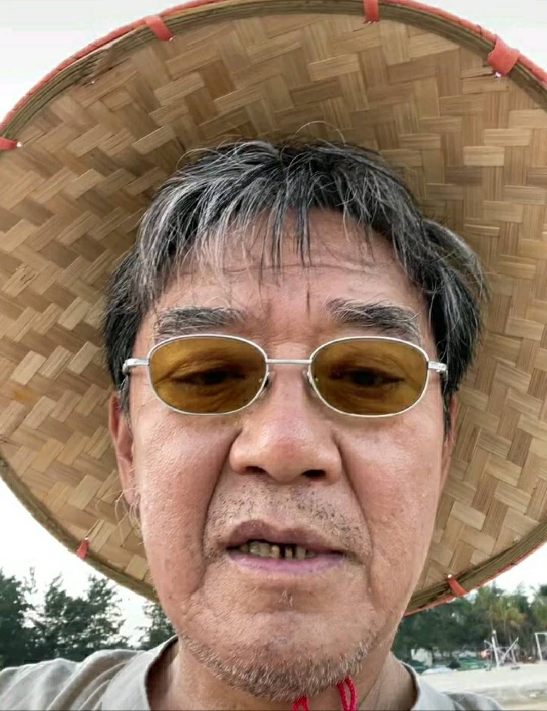 69歲老戲骨李立群近照好滄桑，皮膚粗糙老態明顯，牙齒泛黑疑脫落 娛樂 第2張