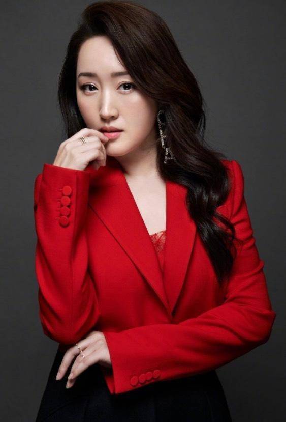 颜色|杨钰莹真会“玩”，穿红色和黑色拼接西装干练利落，潇洒霸气